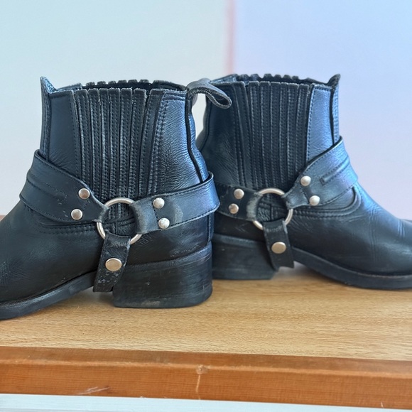 REAL LEATHER Black Chelsea Boots from @vilelaboots - Picture 9 of 12